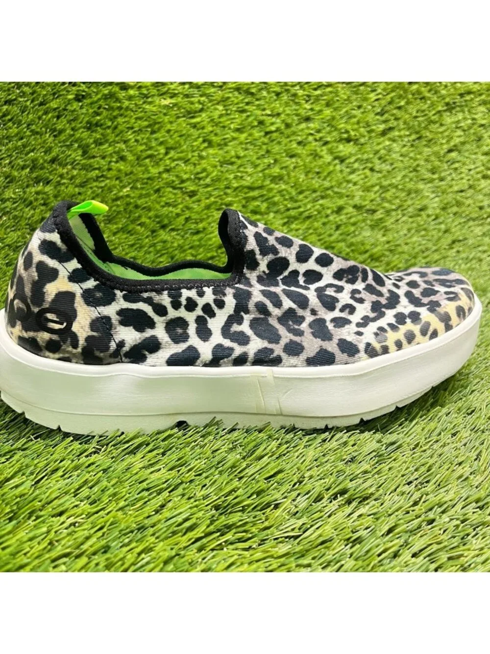 Oofos OOmg Eezee Leopard Print Womens Size 10 Black White Casual Slip On Shoes